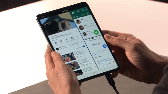 Teléfono Samsung Galaxy Fold mostrando su pantalla desplegable