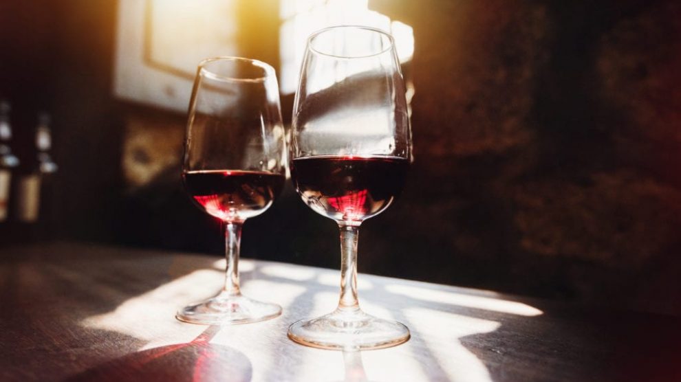 Dos copas de vino en una bodega