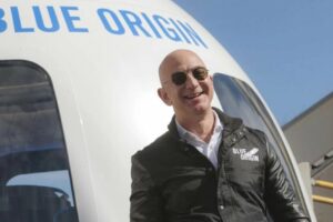 Jeff Bezos vuela al borde del espacio